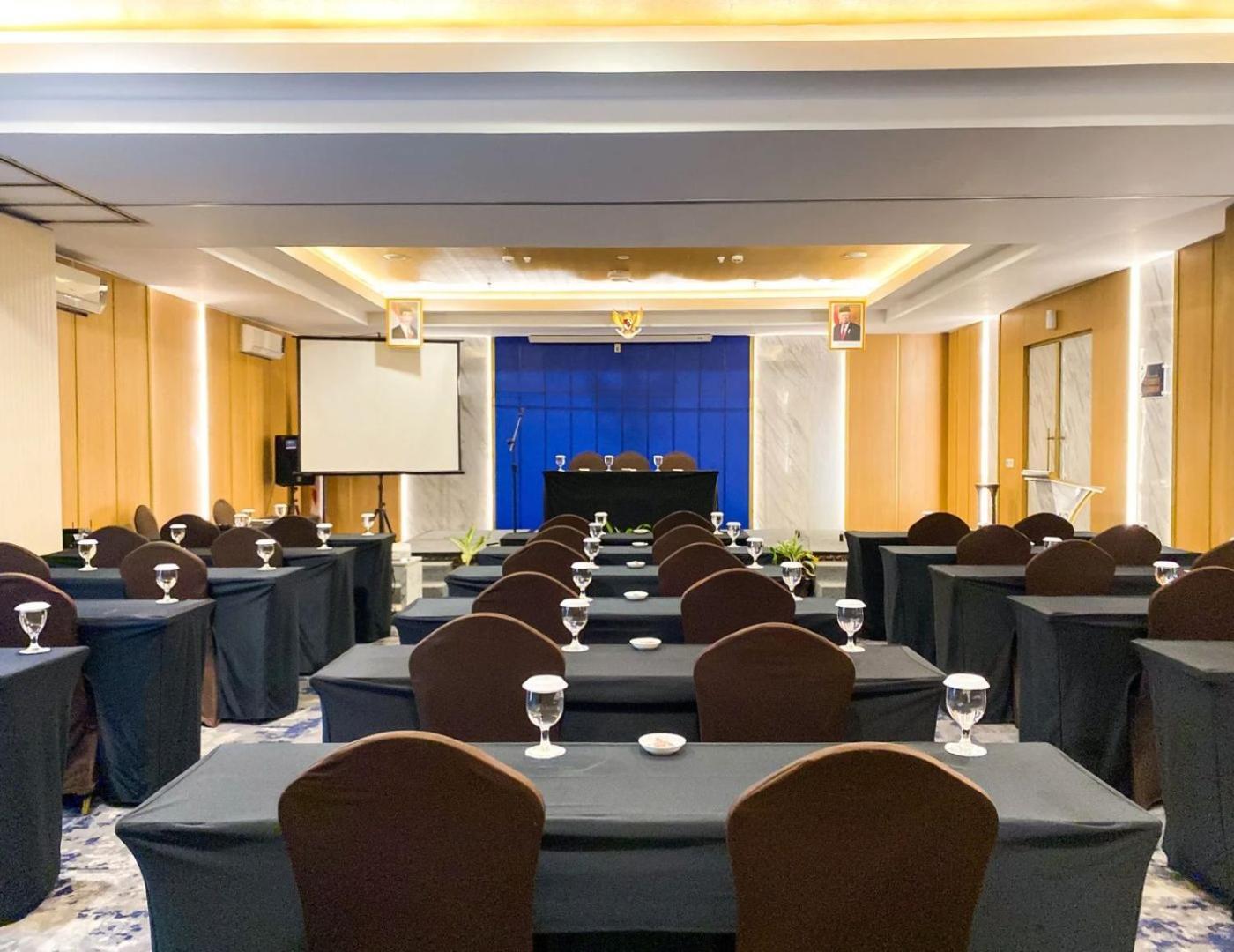 Luxury Malioboro Hotel Джокьякарта Экстерьер фото