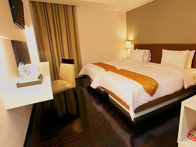 Luxury Malioboro Hotel Джокьякарта Экстерьер фото