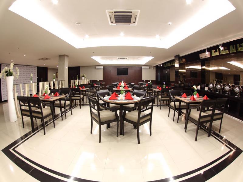 Luxury Malioboro Hotel Джокьякарта Экстерьер фото