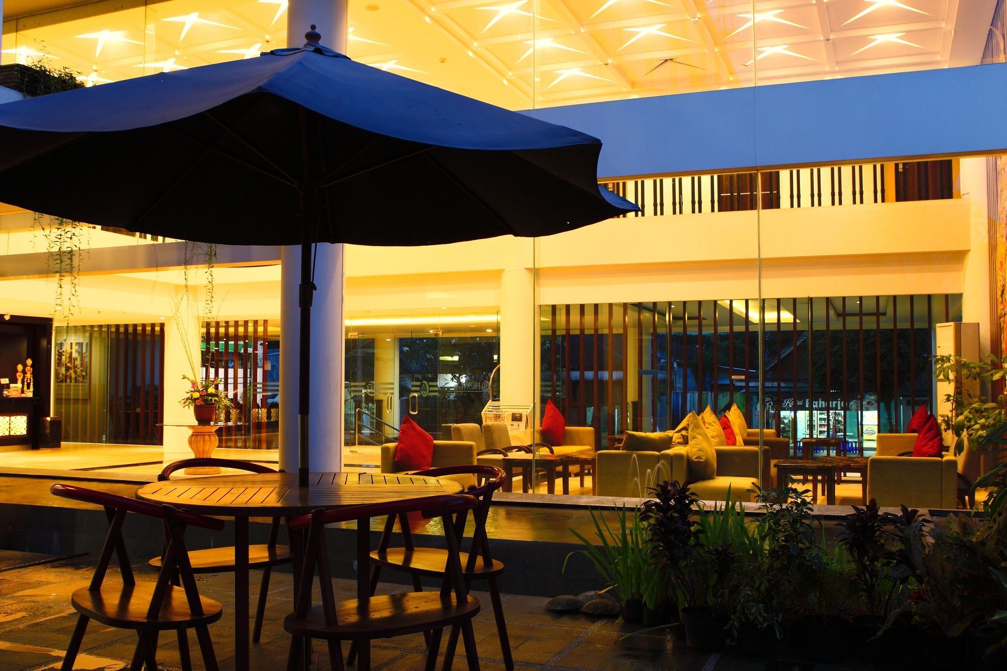 Luxury Malioboro Hotel Джокьякарта Экстерьер фото