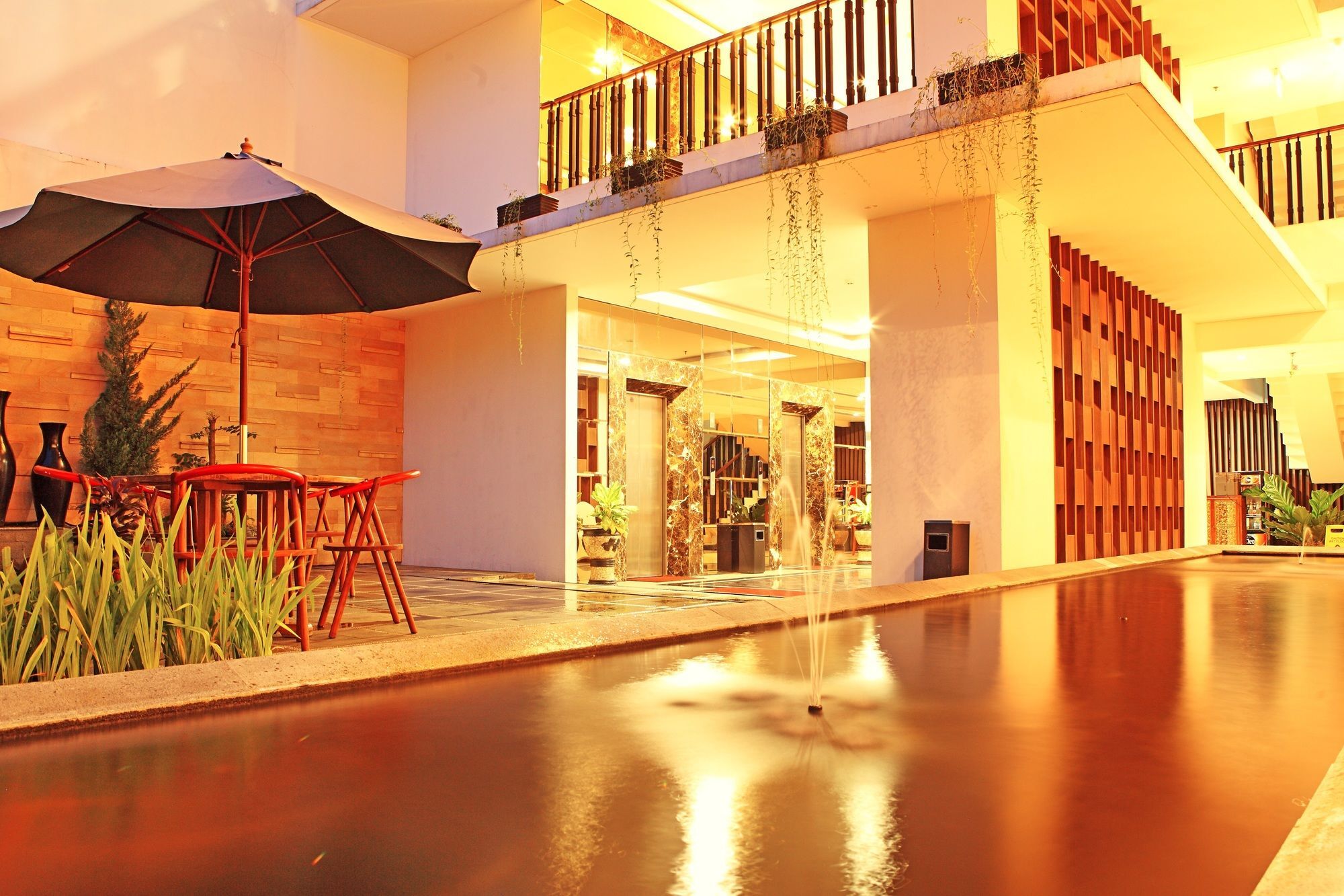 Luxury Malioboro Hotel Джокьякарта Экстерьер фото