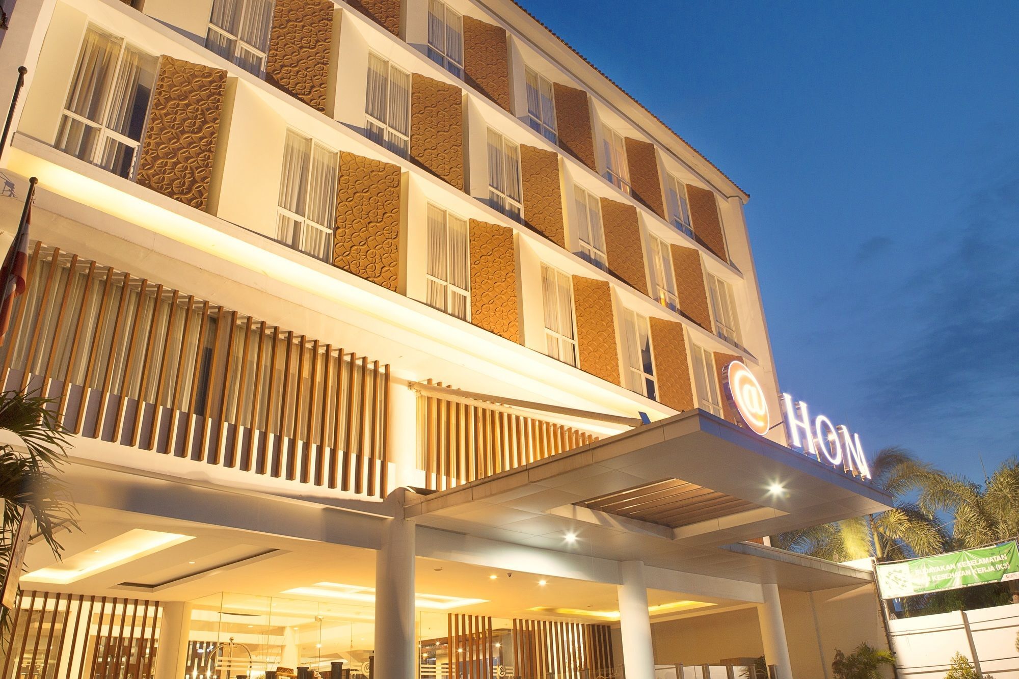 Luxury Malioboro Hotel Джокьякарта Экстерьер фото